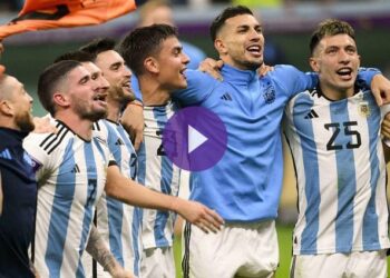 فرحة لاعبي الأرجنتين بعد التأهل المبهر إلى النهائي
