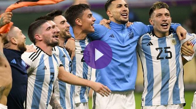 فرحة لاعبي الأرجنتين بعد التأهل المبهر إلى النهائي