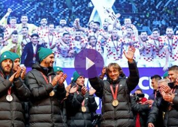 الجماهير الكرواتية تحتفي بإنجاز منتخبها ثالث العالم