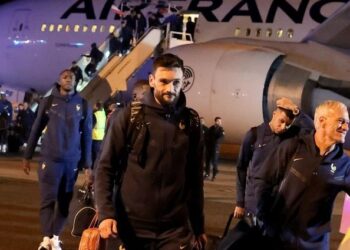 وصول طائرة المنتخب الفرنسي إلى باريس