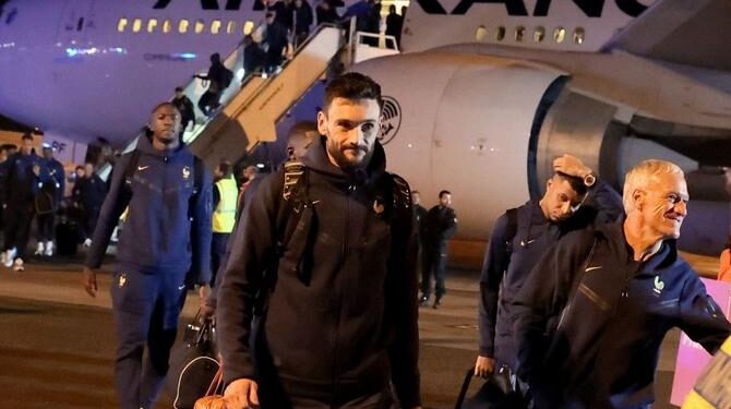 وصول طائرة المنتخب الفرنسي إلى باريس