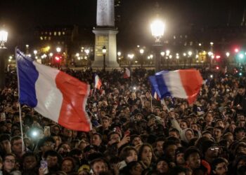 آلاف المشجعين يستقبلون المنتخب الفرنسي وصيف بطل العالم