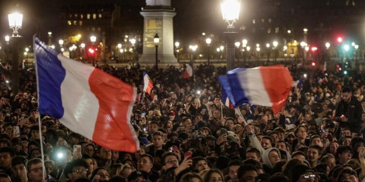 آلاف المشجعين يستقبلون المنتخب الفرنسي وصيف بطل العالم