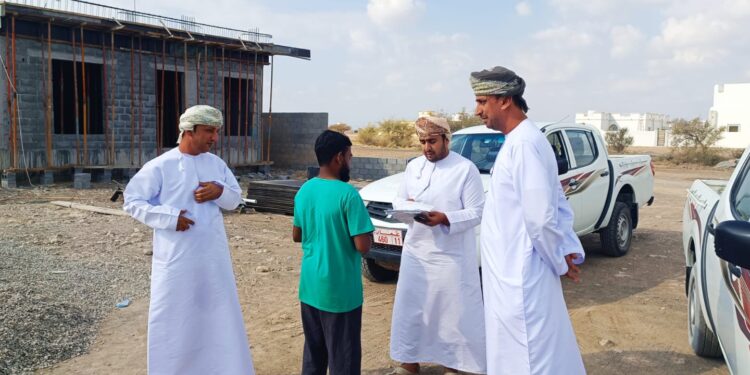 برنامج توعوي للمقاولين والاستشاريين الفنيين حول الالتزام بالاشتراطات الفنية في مواقع قيد الإنشاء بالخابورة