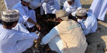 مركز بيئة السويق ينفذ حملة استزراع لأشجار برية في ولاية الخابورة