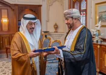 جلالة السلطان يمنح وسام النعمان من الدرجة الأولى للسفير الاماراتي