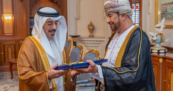 جلالة السلطان يمنح وسام النعمان من الدرجة الأولى للسفير الاماراتي