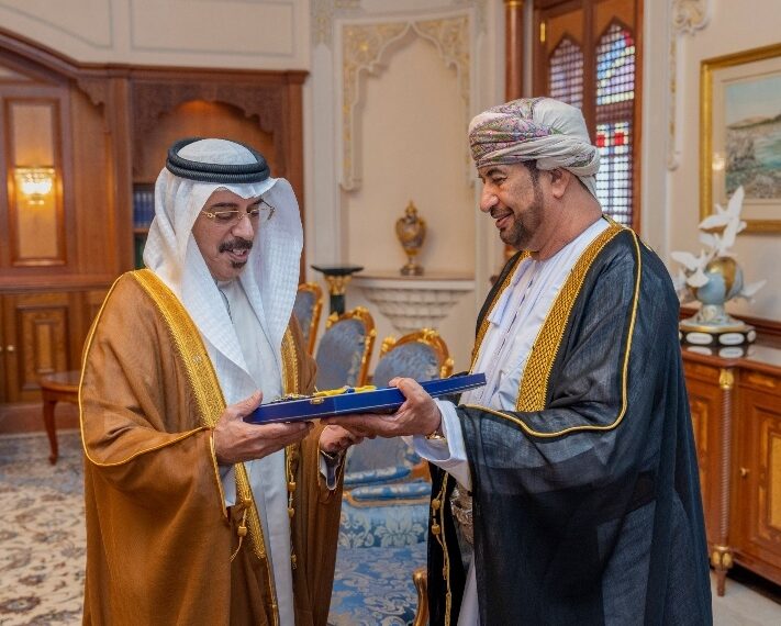 جلالة السلطان يمنح وسام النعمان من الدرجة الأولى للسفير الاماراتي