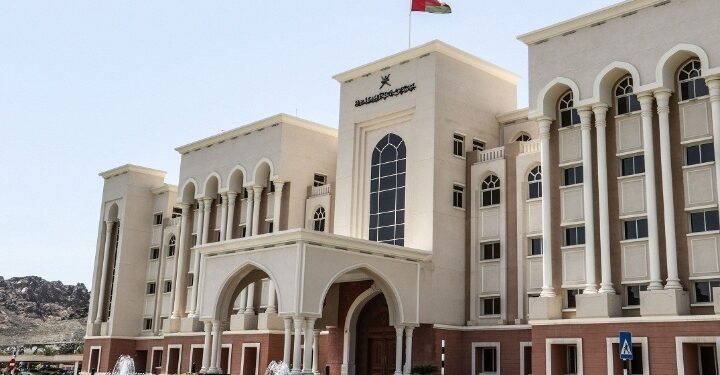 رئيس جهاز الرقابة المالية و الادارية يرفع إلى جلالة السلطان المعظم التقرير السنوي لعام 2021