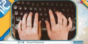 في كل نقرة كان يتحول الخيال لواقع يقرأ بين دفتي كتاب، تسربت الكلمات منها لتصنع الذاكرة الجمعية، آلة