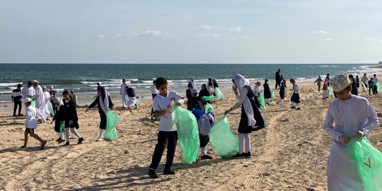 تنفيذ حملة تنظيف شاطئ شياع بولاية صور 1 FFB587D7 A1A1 4E0D 86F0 F24900DF7CD5