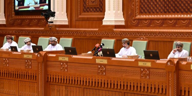 <br>مجلس الشورى يناقش مشروع قانون العمل المحال من الحكومة<br> 1 مجلس الشورى يناقش مشروع قانون العمل المحال من الحكومة