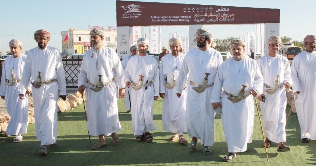 جمعية الصحفيين العمانية تشهد إنطلاق فعاليات مهرجان البشائر للهجن العربية
