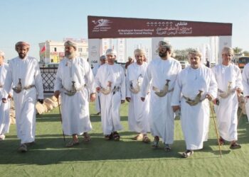 جمعية الصحفيين العمانية تشهد إنطلاق فعاليات مهرجان البشائر للهجن العربية
