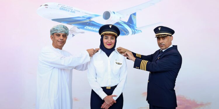 الطيران العماني يضم إلى طاقمه أول عمانية كقبطان جوي