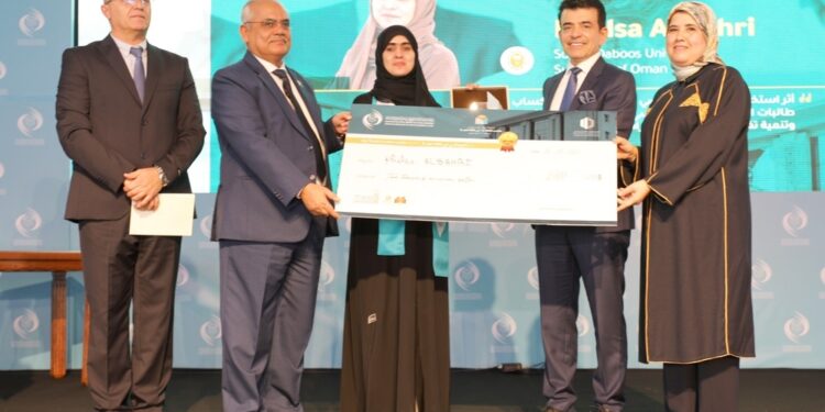 باحثةٌ عُمانيةٌ تُحقق المركز الأول في مسابقة إقليمية عن مشروع بحثي في تصميم “مختبر إفتراضي”
