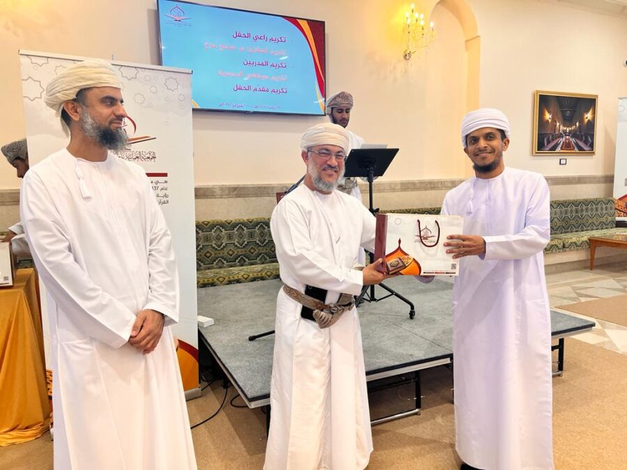 حفل تخريج معلمي الجمعية العمانية للعناية بالقرآن الكريم ومعلماتها لمنهجيها: (المرتل المُجيد، والمرتل الصغير) 18 DA7E5C73 34EB 4C07 8735 E3096BE4BA43