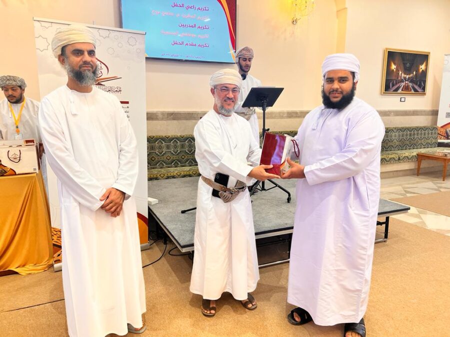 حفل تخريج معلمي الجمعية العمانية للعناية بالقرآن الكريم ومعلماتها لمنهجيها: (المرتل المُجيد، والمرتل الصغير) 16 E7D0EE2D 0330 4D80 8226 F7E09B14DC54