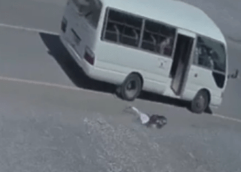 إصدار توضيح حول حادثة سقوط طالبة من حافلة مدرسية