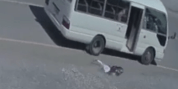 إصدار توضيح حول حادثة سقوط طالبة من حافلة مدرسية