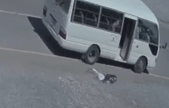 إصدار توضيح حول حادثة سقوط طالبة من حافلة مدرسية 1 إصدار توضيح حول حادثة سقوط طالبة من حافلة مدرسية