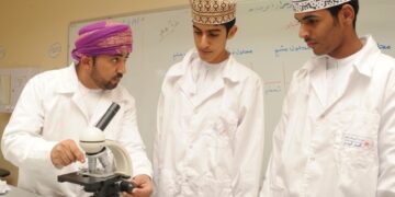 ‏‎ بعد غدٍ.. سلطنة عُمان تحتفل بيوم المعلم العماني