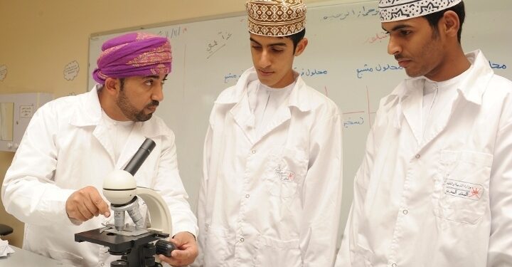 ‏‎ بعد غدٍ.. سلطنة عُمان تحتفل بيوم المعلم العماني