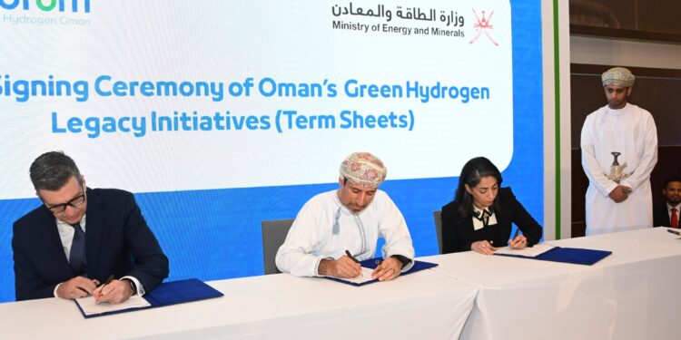 شركة هيدروجين ‎عُمان توقّع على 6 اتفاقيات