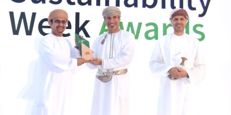 تتويج بنك مسقط بالجائزة الذهبية لدوره الريادي في مجال الاستدامة