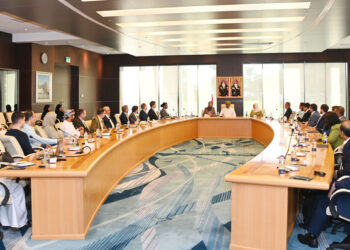 وفد من المستثمرين البريطانيين يزور صالة “استثمر في عُمان”