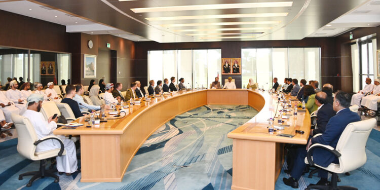 <br>وفد من المستثمرين البريطانيين يزور صالة "استثمر في عُمان" 1 وفد من المستثمرين البريطانيين يزور صالة “استثمر في عُمان”