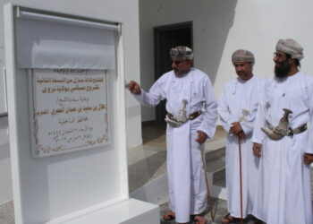 فريق نزوى الخيري يفتتح مشروع “مسكني” بـ 90 ألف ريال عماني