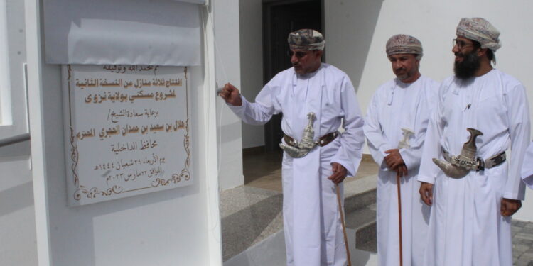 فريق نزوى الخيري يفتتح مشروع “مسكني” بـ 90 ألف ريال عماني