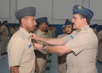 قائد سلاح الجو يسلّم شهادات الإجادة لعددٍ من منتسبي قاعدتي أدم ومصيرة الجويتين