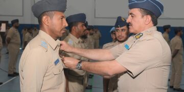 قائد سلاح الجو يسلّم شهادات الإجادة لعددٍ من منتسبي قاعدتي أدم ومصيرة الجويتين