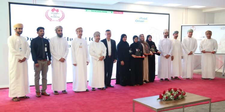 جامعة التقنية و العلوم التطبيقية تكرم المتسابقين بمسابقة هواوي لتكنولوجيا المعلومات والاتصالات