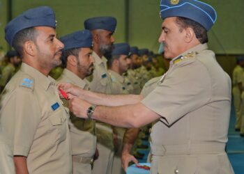 قائد سلاح الجو السُّلطاني يسلم شهادات الإجادة لعدد من منتسبي قاعدة مصيرة