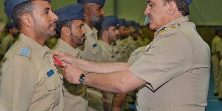 قائد سلاح الجو السُّلطاني يسلم شهادات الإجادة لعدد من منتسبي قاعدة مصيرة