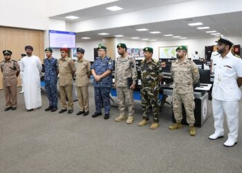 قائد مركز العمليات البحري الموحد يزور مركز الأمن البحري