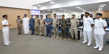 قائد مركز العمليات البحري الموحد يزور مركز الأمن البحري