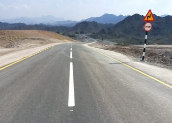 افتتاح مشروع رصف طريق وادي القنوت بولاية الخابورة أمام الحركة المرورية