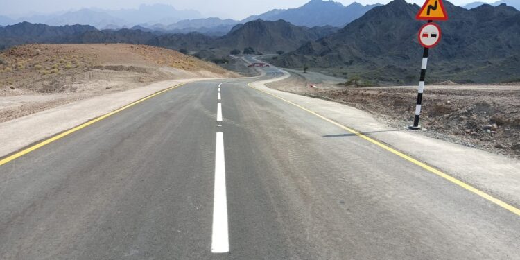 افتتاح مشروع رصف طريق وادي القنوت بولاية الخابورة أمام الحركة المرورية