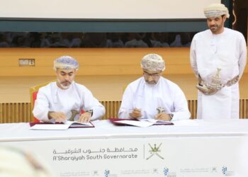 محافظ جنوب الشرقية يوقع 4 اتفاقيات استثمارية بتكلفة تتجاوز 6ر3 مليون ريال عماني