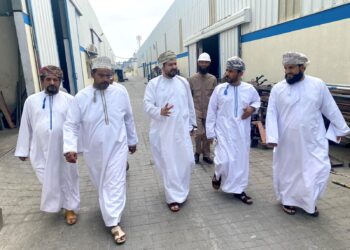 وزير التجارة والصناعة وترويج الاستثمار يطلع على مشاريع مدينة نزوى الصناعية