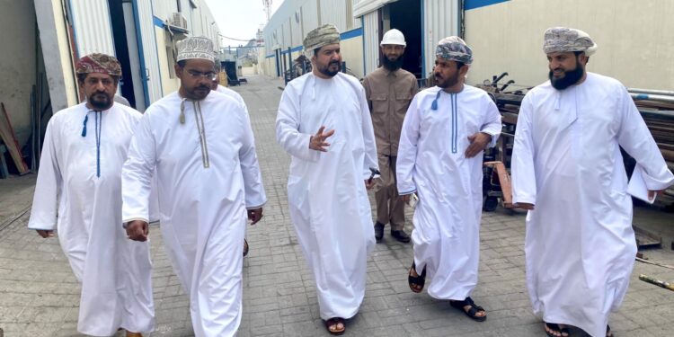 وزير التجارة والصناعة وترويج الاستثمار يطلع على مشاريع مدينة نزوى الصناعية