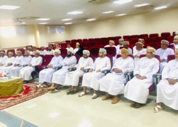 عدد من أعضاء لجنة الصحفيين بمحافظتي الداخلية والوسطى يزورون جامعة نزوى