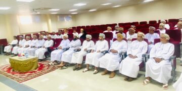 عدد من أعضاء لجنة الصحفيين بمحافظتي الداخلية والوسطى يزورون جامعة نزوى