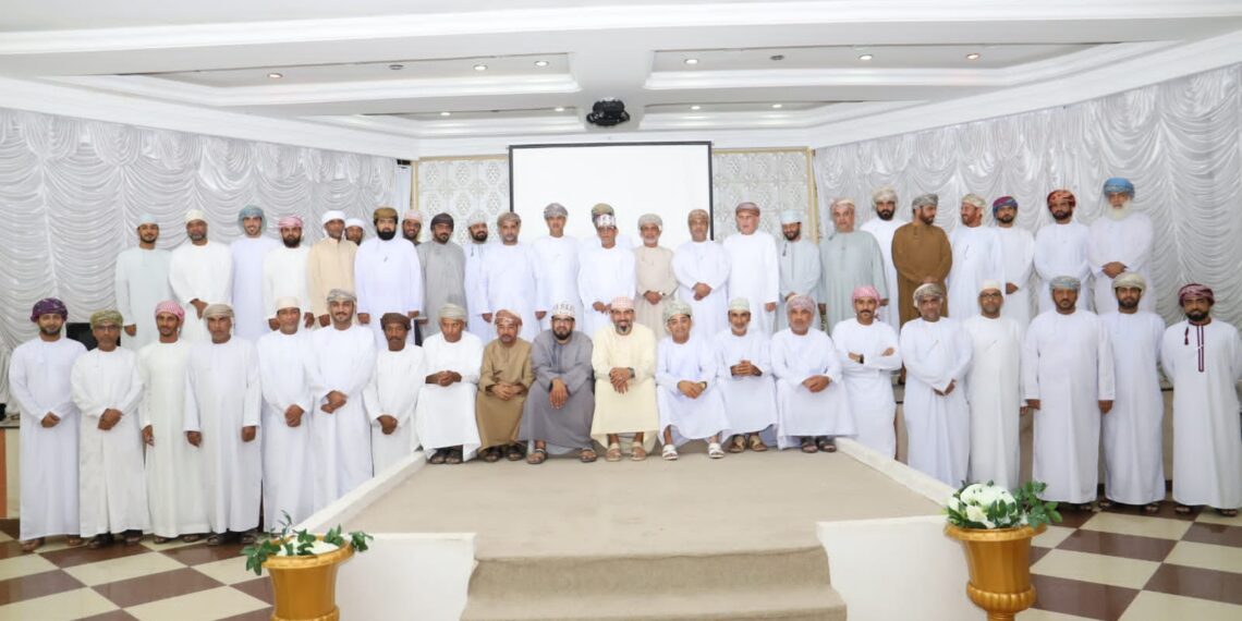 والي مسقط يكرم مُدراء ومعلمي ورؤساء مجلس أولياء الأمور بمدارس الولاية