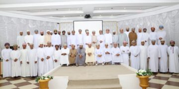 والي مسقط يكرم مُدراء ومعلمي ورؤساء مجلس أولياء الأمور بمدارس الولاية