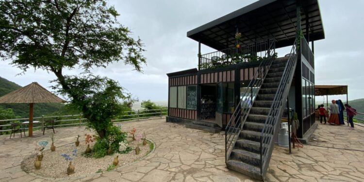 شراكة استراتيجية وجهود مثمرة بين هيئة تنمية المؤسسات الصغيرة والمتوسطة وبلدية ظفار لتمكين المؤسسات الصغيرة والمتوسطة في المواسم السياحية لعام 2022م